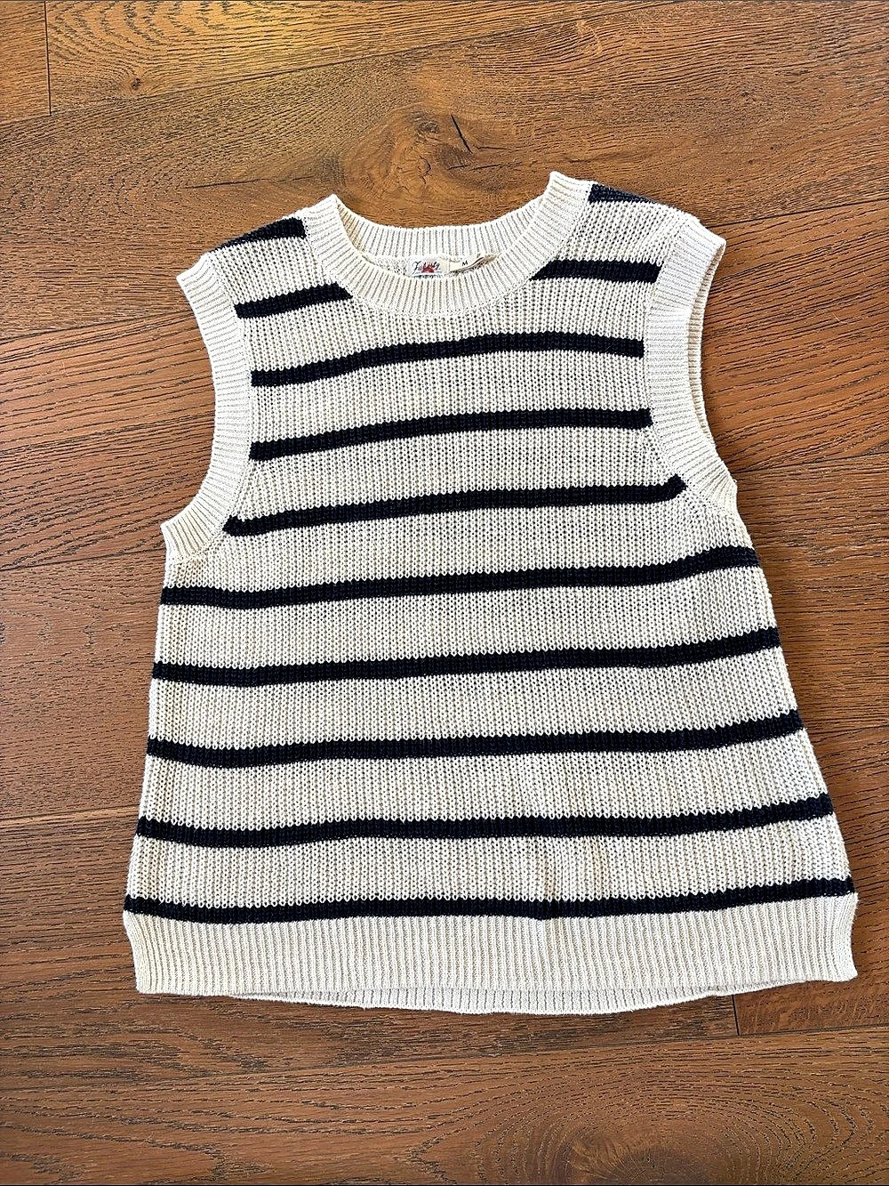 Liberty Striped Crewneck Sweater Vest in White & Black Size Medium